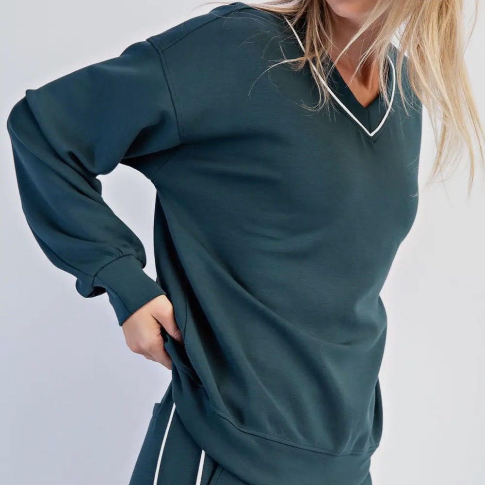 Rae Mode Modal Scuba V Neck Piping Top

Color Midnight Green/Cream